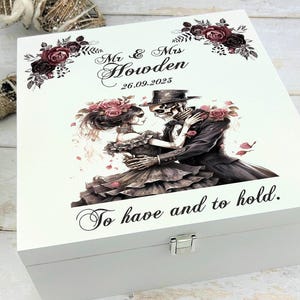 Caja de recuerdos blanca personalizada con calaveras para pareja, boda o aniversario. Regalo de temática gótica, emo o de terror. Impresión UV a color.