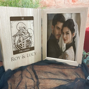 Carta del Tarot – Los Enamorados – Regalo de Boda Gótica – Marco de Fotos Personalizado de Roble – Regalo Alternativo