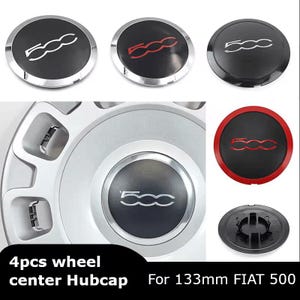 Può includere: Set di quattro coprimozzi centrali ruota neri e argentati con il logo Fiat 500. I coprimozzi hanno una finitura cromata e sono progettati per una ruota da 133 mm. Il logo è bianco o rosso.