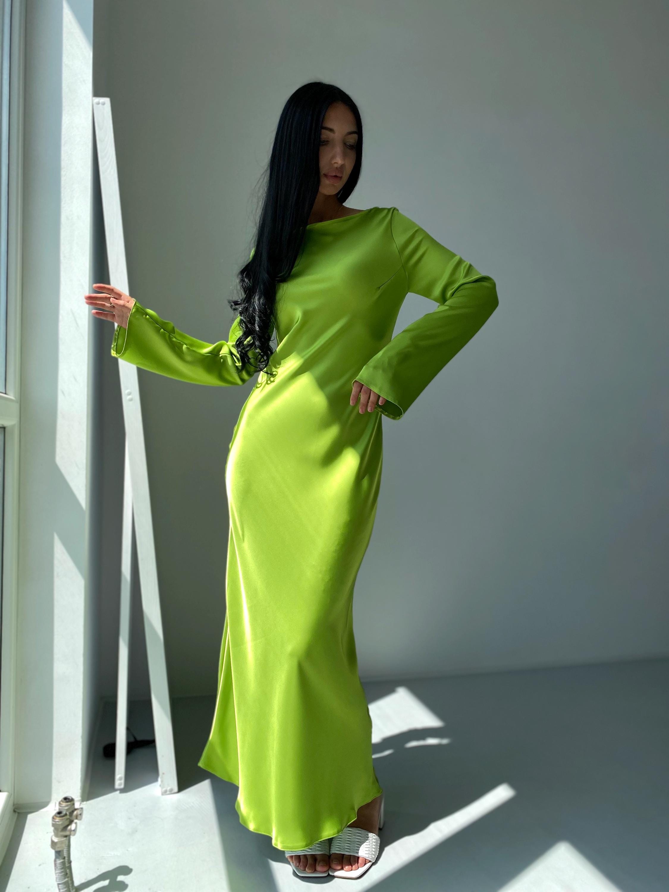 green emerald velvet dress f2532592022f74bdc9d8e8ec8afd8b1f.jpg?v=1712663209