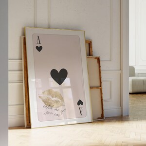 Arte da parete trendy Asso di cuori, stampa digitale retrò, stampa a cuore, poster di carte da gioco, poster del bacio, arredamento della camera con citazione, arte della parete estetica y2k