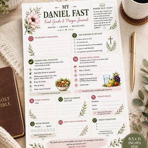 Pu&ograve; includere: Un foglio stampato My Daniel Fast Food Guide and Prayer Journal con illustrazioni floreali, sezioni per obiettivi di digiuno, liste di cibi e monitoraggio giornaliero. Il documento include testi da Daniele 10:2-3 e Salmi 73:26.