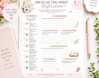 Può includere: Un stampabile Riflessione del Frutto dello Spirito su un portablocco. Il design include elementi floreali, una penna rosa e un piccolo libro. Il testo include la frase "Crescere nel Suo Spirito ogni giorno".