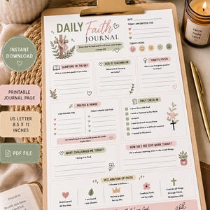 Può includere: Una pagina stampabile Daily Faith Journal su una cartellina, con sezioni per scritture, preghiera e check-in giornalieri. Il documento include testo come Daily Faith Journal, Scripture of the Day e Psalm 46:10, decorato con illustrazioni floreali e croci in tenui toni di verde e rosa.