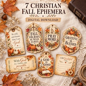 Op de afbeelding: Zeven decoratieve papieren labels met herfstthema-illustraties van bladeren, pompoenen en christelijke teksten. De ontwerpen bevatten zinnen zoals Be still and know that I am God, Fall for Jesus, Pray More, Grateful and Blessed en God is Good.