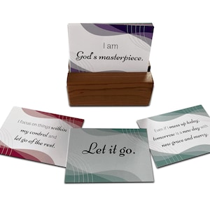 Cartões de afirmação inspiradores para mulheres | Presente de encorajamento cristão | Cartões de positividade diária baseados na fé com suporte de madeira feito à mão