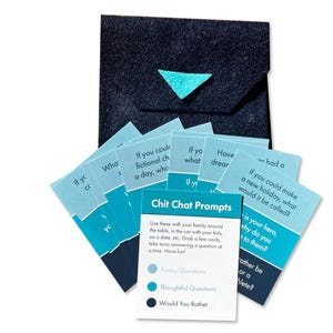 Juego de cartas Chit Chat Prompts / Iniciador de conversaciones para familias, parejas y viajes por carretera / Rompehielos divertidos / Juego de cartas con soporte de fieltro