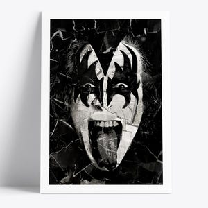 Può includere: Stampa in bianco e nero incorniciata con un primo piano di una persona con trucco drammatico e bocca aperta. L'immagine ha uno sfondo a collage, con un bordo bianco. Il volto della persona è il punto focale, con dettagli in bianco e nero.