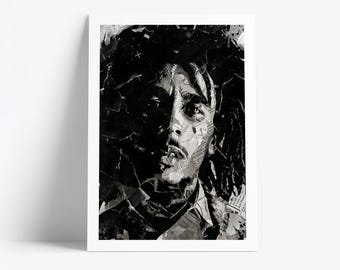 Könnte beinhalten: Schwarz-Weiß-Porträt eines Mannes mit Dreadlocks, erstellt aus zerrissenen Papierstücken. Das Kunstwerk ist in einem weißen Rahmen eingefasst und zeigt ein Collage-Bild mit verschiedenen Grau- und Schwarztönen.