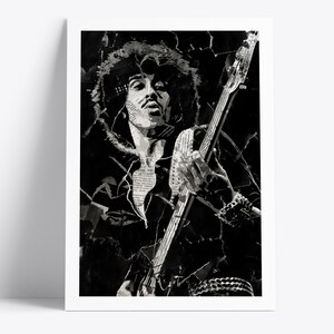 Könnte beinhalten: Schwarz-Weiß-Kunstdruck eines Musikers, der Bassgitarre spielt. Das Bild ist ein Porträt im Collage-Stil mit einem strukturierten, marmorartigen Hintergrund. Der Musiker trägt eine Jacke und hat eine markante Frisur.