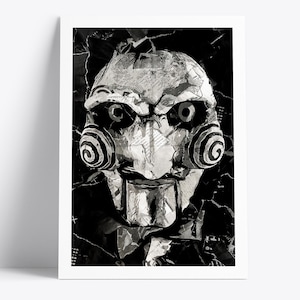 Könnte beinhalten: Schwarz-Weiß-Kunstwerk einer Puppenmaske mit spiralförmigen Wangen und intensiven Augen. Die Maske besteht aus zerrissenem Papier, wodurch ein strukturierter, collageartiger Effekt entsteht. Das Kunstwerk ist in einem weißen Rahmen gerahmt.