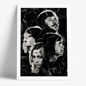 Op de afbeelding: Zwart-wit kunstafdruk met vijf gezichten in collage-stijl. De afbeelding is gemaakt van gescheurd papier, wat een textuur geeft. De gezichten zijn in profiel of driekwart, tegen een donkere, abstracte achtergrond.