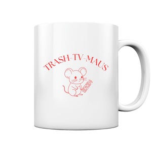 Pode incluir: Caneca de cerâmica branca com um contorno vermelho de um rato segurando um controle remoto e o texto "TRASH-TV-MAUS" em vermelho.