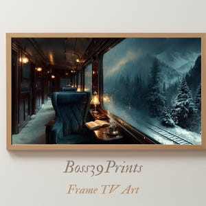 Può includere: Stampa incorniciata raffigurante l'interno di una carrozza ferroviaria d'epoca con un paesaggio montano innevato visibile attraverso il finestrino. La carrozza presenta sedili blu scuro, illuminazione calda e un tavolino con un libro e una lampada. L'opera è intitolata "Boss39 Prints Frame TV Art."