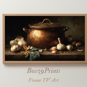 Könnte beinhalten: Gerahmter Kunstdruck eines Stilllebens mit einem Kupfertopf und Knoblauchzehen. Das Kunstwerk hat eine warme Farbpalette und eine rustikale Ästhetik, die an traditionelles Kochen erinnert.