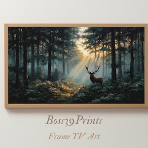 以下が含まれることがあります： 額縁に入った、鹿がいる森の風景のプリント。このアートワークは、日当たりの良い空き地にいる大きな角を持つ茶色の鹿を描いています。森は高い木々と緑豊かな緑の葉でいっぱいです。フレームは明るい茶色の木材で作られています。