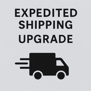 Op de afbeelding: Zwart-witte afbeelding van een bestelwagen met de tekst "VERSNELDE VERZENDING UPGRADE" erboven.