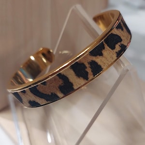Gold-plated stainless steel bangle bracelet with leopard print leather