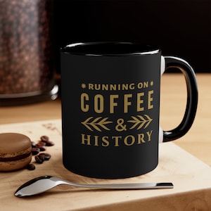 Kubek Running on Coffee and History, Najlepszy prezent dla entuzjastów i edukatorów historii, Prezent dla nauczyciela historii, Kubek dla miłośnika historii