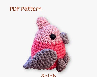 Op de afbeelding: Een handgehaakte vogel in roze en grijs, met een zwart oog. De tekst "PDF Pattern" en "Galah" zijn zichtbaar. Dit is een charmant handwerkproject.
