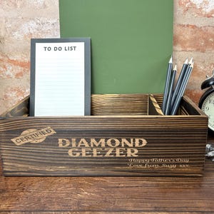 Geezer de Diamante Certificado – Regalo para papá regional en dialecto cockney – Caja de madera grabada – Organizador de escritorio – Portapapeles