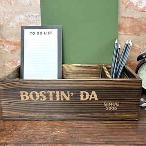 Bostin’ Da – Regalo para papá en dialecto de Birmingham - Caja de madera grabada - Organizador de escritorio - Portapapeles