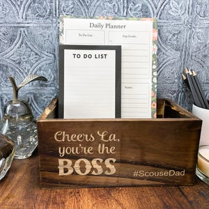 ¡Saludos, La! – Tú mandas – Regalo regional para papá en dialecto de Scouse – Caja de madera grabada – Organizador de escritorio – Portapapeles