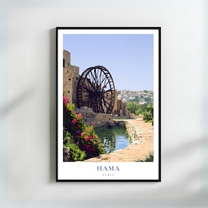 Könnte beinhalten: Ein großes hölzernes Wasserrad steht in einem Steinkanal mit einem kleinen Wasserbecken. Das Rad ist umgeben von Steinmauern und üppigem Grün mit rosa Blüten. Der Text "HAMA SYRIA" befindet sich am unteren Rand des Bildes.