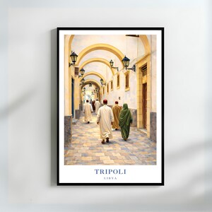 Pode incluir: Uma impressão de arte emoldurada com uma cena de rua em Trípoli, Líbia. A imagem mostra um longo corredor arqueado com pessoas vestidas com roupas tradicionais. A impressão tem uma moldura preta e o texto "TRIPOLI LIBYA" na parte inferior.