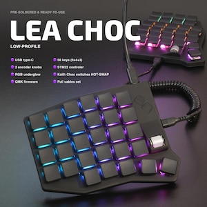 Puede incluir: Dos teclados LEA CHOC negros de perfil bajo con teclas iluminadas. Los teclados tienen una conexión USB tipo C, 2 perillas de codificador, retroiluminación RGB y firmware QMK. Los teclados tienen 58 teclas (6x4+3), controlador STM32, interruptores Kailh Choc HOT-SWAP y un juego completo de cables.
