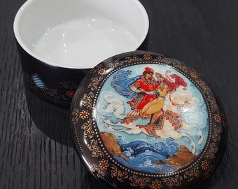 Vintage 1990 Limited Edition Kholuy Russian Porcelain Lidded Musical Box.