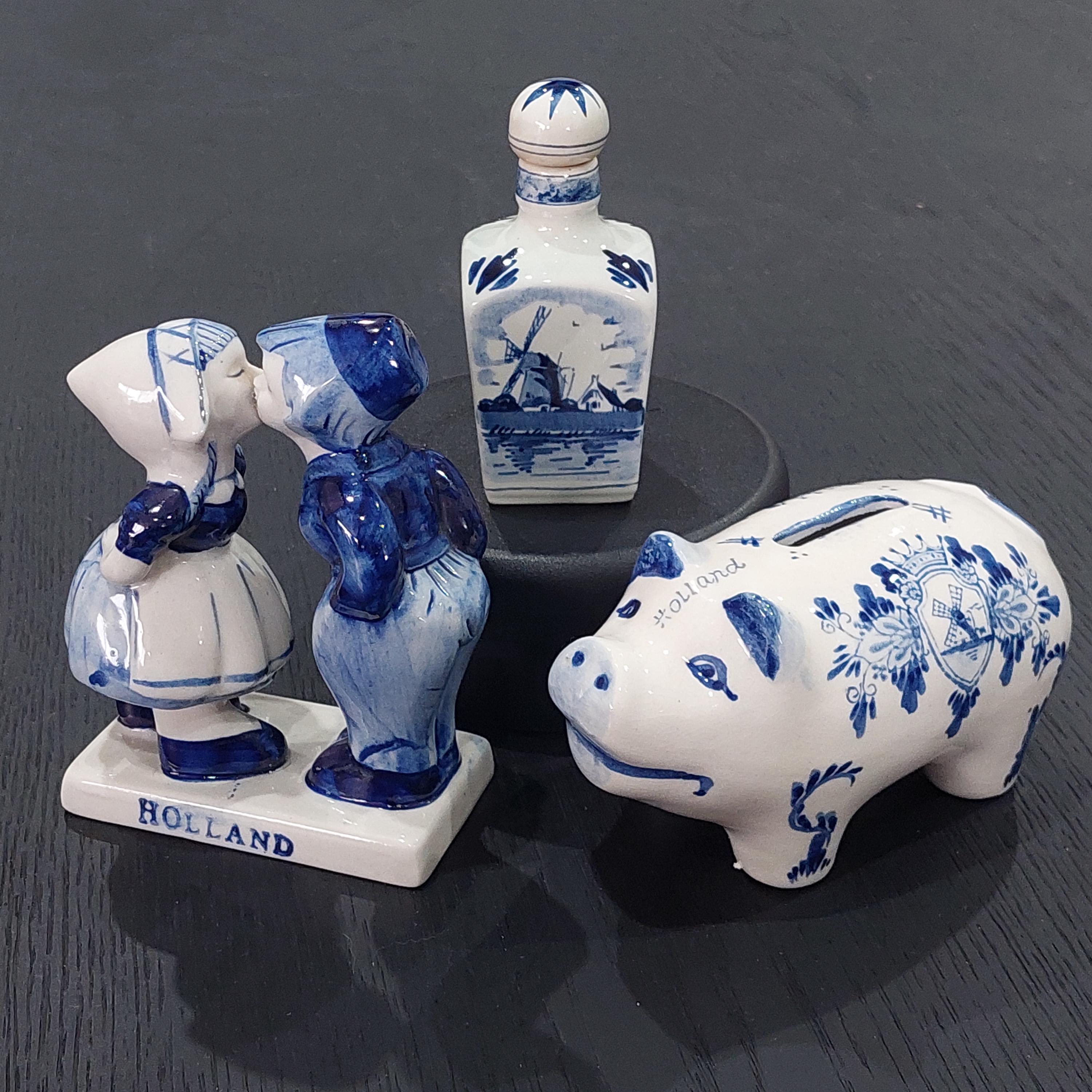 ヴィンテージハンドペイント デルフトブルー 豚貯金箱　ブルーホワイト　風車 花柄 Vintage Delft Blue Porcelain: Kissing Dutch Couple, Piggy Bank