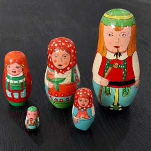 Vintage Hand Painted Wooden Nesting Dolls, Set of 5