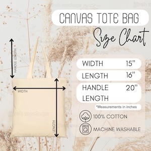 Op de afbeelding: Een beige canvas tote bag met een maattabel die aangeeft dat de breedte 15 inch, de lengte 16 inch en de handvatlengte 20 inch is. De tas is gemaakt van 100% katoen en is machinewasbaar.