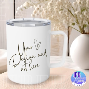 Puede incluir: Taza de viaje de acero inoxidable blanca con tapa y asa negras. La taza tiene el texto "Your Design and art here" escrito en una fuente cursiva.