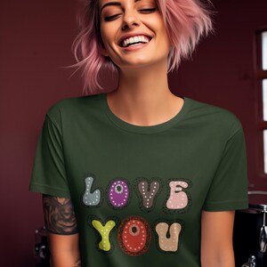 Farbenfrohes Shirt mit Schriftzug, Love You Shirt, Patchwork-Design-Shirt, Liebes-Design-Shirt, herzliches Shirt, buntes Liebes-Design-Shirt.
