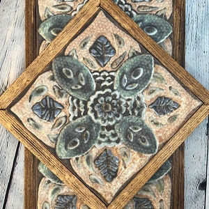 Sottopentola in legno e piastrelle di ceramica, realizzato a mano, vassoio da portata, presina, arredamento floreale, rustico, cucina vintage