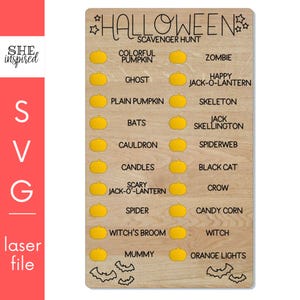 Puede incluir: Tablero de búsqueda del tesoro de Halloween de madera con recortes de calabazas y murciélagos amarillos. El tablero enumera elementos temáticos de Halloween como "fantasma", "araña" y "zombie". El texto "Halloween Scavenger Hunt" está en la parte superior.