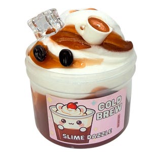 Café gelado transparente e slime de manteiga