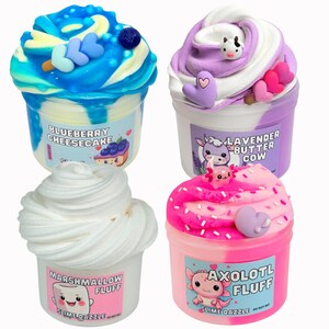 Puede incluir: Cuatro recipientes de slime colorido, cada uno con un dise&ntilde;o &uacute;nico. Los sabores incluyen Blueberry Cheesecake, Lavender Butter Cow, Marshmallow Fluff y Axolotl Fluff. Cada recipiente tiene una etiqueta con el nombre del sabor y un lindo gr&aacute;fico.
