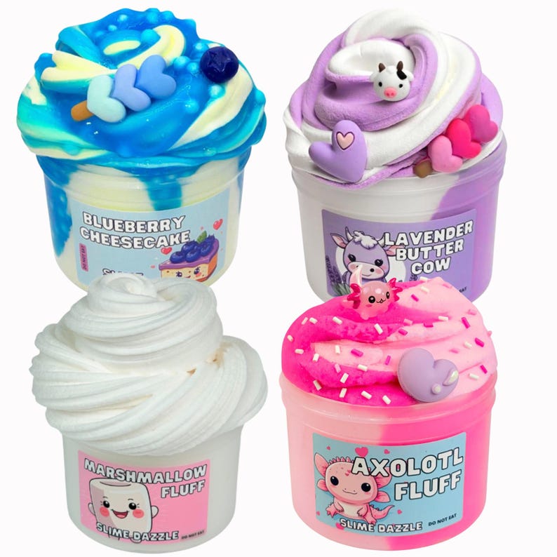 Puede incluir: Cuatro recipientes de slime colorido, cada uno con un dise&ntilde;o &uacute;nico. Los sabores incluyen Blueberry Cheesecake, Lavender Butter Cow, Marshmallow Fluff y Axolotl Fluff. Cada recipiente tiene una etiqueta con el nombre del sabor y un lindo gr&aacute;fico.