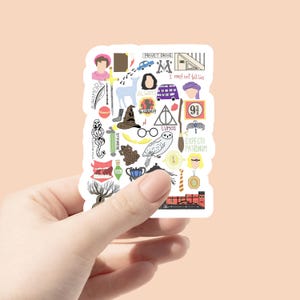 以下が含まれることがあります： ハリーポッターシリーズのイラストとテキストが描かれたステッカーシート。 鹿、フクロウ、メガネ、稲妻の画像、そして「ALWAYS」と「LUMOS」のテキストが含まれています。 ステッカーは手で持たれています。