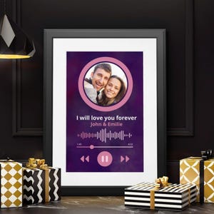 Könnte beinhalten: Ein violettes und rosafarbenes Design für einen digitalen Musikplayer mit einem Foto eines Paares in einem Kreis. Der Text lautet "I will love you forever John & Emilie" mit einer Soundwave-Grafik und Play/Pause-Buttons.