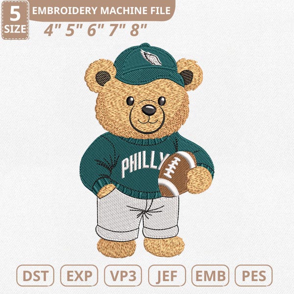 Puede incluir: Archivo de bordado a máquina con un oso de peluche que lleva un suéter verde azulado con "PHILLY" y sostiene un balón de fútbol. El oso lleva una gorra a juego con un logotipo de águila blanca. Tamaños: 10,16 cm, 12,7 cm, 15,24 cm, 17,78 cm y 20,32 cm.