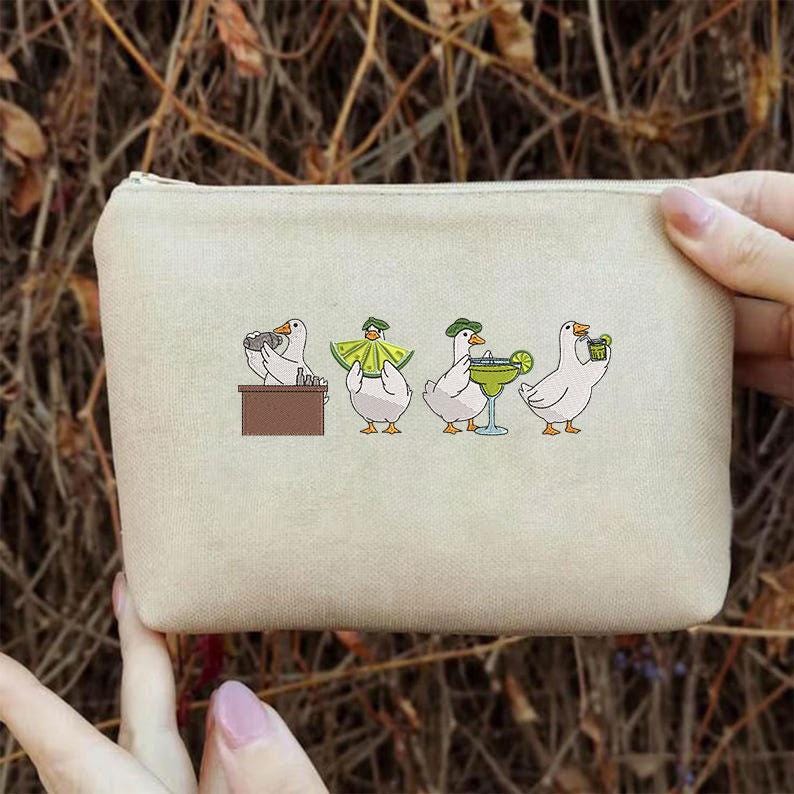 Puede incluir: Una bolsa con cremallera de lona beige con una ilustraci&oacute;n caprichosa de gansos de dibujos animados. Los gansos se representan en varias poses, incluyendo como camareros y disfrutando de c&oacute;cteles. El dise&ntilde;o es en tonos verdes, marrones y blancos.