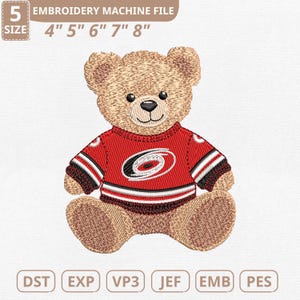 Puede incluir: Un oso de peluche bordado con una camiseta roja y negra. Incluye el texto "EMBROIDERY MACHINE FILE" y tamaños 4", 5", 6", 7" y 8". El oso tiene una cara sonriente y está sentado. Formatos de archivo: DST, EXP, VP3, JEF, EMB y PES.