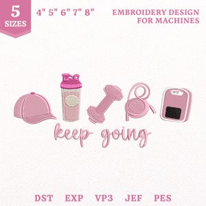 Puede incluir: Un diseño de bordado para máquinas con una gorra rosa, un shaker, una mancuerna, una cuerda de saltar y una báscula con el texto "keep going". El diseño incluye 5 tamaños de 10 a 20 cm y formatos de archivo DST, EXP, VP3, JEF y PES.