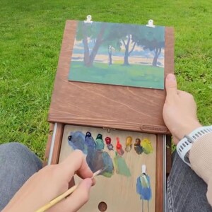 Mini caja Pochade para pintar al aire libre: caballete compacto de madera para artistas al aire libre. Caja de pinturas de viaje hecha a mano para regalo de cumpleaños.