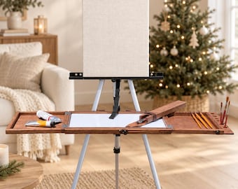 Puede incluir: Un caballete de arte de madera portátil con base de trípode, que cuenta con un soporte central para lienzo, una superficie de trabajo plana con bandejas laterales y ranuras integradas para pinceles. Incluye dos tubos de pintura.