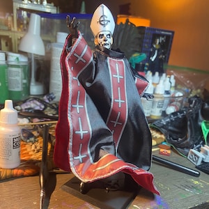 Op Ghost geïnspireerde standaard voor actiefiguren